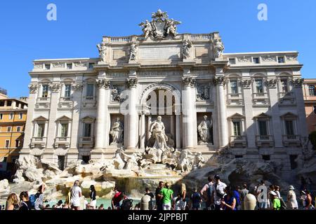 ROM, ITALIEN - 19. JULI 2022: Historischer, barocker Trevi-Brunnen aus dem 18.. Jahrhundert, eine berühmte Touristenattraktion in Rom. Stockfoto