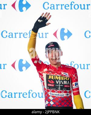 München, Deutschland. 19. August 2022. UTRECHT - Robert Gesink vom Team Jumbo-Visma erhält das rote Trikot während der Zeremonie des Mannschaftszeitfahrens am ersten Tag der Spanien-Rundfahrt (Vuelta a Espana). Nach einem Start auf dem Jaarbeursplein fuhren die Teams durch die Straßen der Domstadt. ANP VINCENT JANNINK Kredit: ANP/Alamy Live Nachrichten Stockfoto