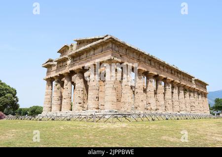 PAESTUM, ITALIEN - 22. JUNI 2022: Zweiter Tempel von Hera im dorischen Stil, erbaut c.. 450 v. Chr., in der antiken griechischen Stadt Paestum in Süditalien. Stockfoto