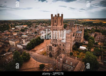 Eine Luftaufnahme der Ely Cathedral oder der Cathedral Church of the Holy and Undivided Trinity in England Stockfoto
