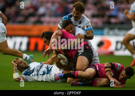 Wigan, Großbritannien. 19. August 2022. *** Während des Super League-Spiels zwischen Wigan und Toulouse im DW Stadium, Wigan, England, am 19. August 2022. Foto von Simon Hall. Nur zur redaktionellen Verwendung, Lizenz für kommerzielle Nutzung erforderlich. Keine Verwendung bei Wetten, Spielen oder Veröffentlichungen einzelner Clubs/Vereine/Spieler. Kredit: UK Sports Pics Ltd/Alamy Live Nachrichten Stockfoto