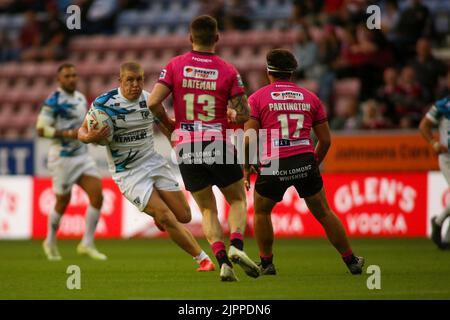 Wigan, Großbritannien. 19. August 2022. *** Während des Super League-Spiels zwischen Wigan und Toulouse im DW Stadium, Wigan, England, am 19. August 2022. Foto von Simon Hall. Nur zur redaktionellen Verwendung, Lizenz für kommerzielle Nutzung erforderlich. Keine Verwendung bei Wetten, Spielen oder Veröffentlichungen einzelner Clubs/Vereine/Spieler. Kredit: UK Sports Pics Ltd/Alamy Live Nachrichten Stockfoto