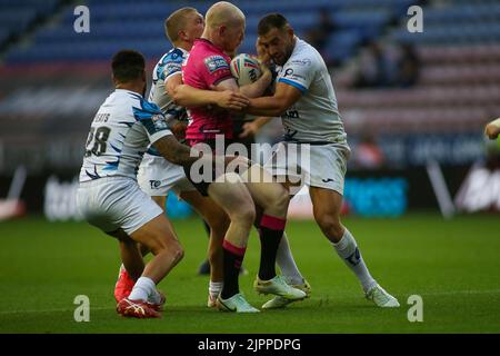 Wigan, Großbritannien. 19. August 2022. *** Liam Farrell von Wigan wird am 19. August 2022 im DW Stadium in Wigan, England, von der Verteidigung von Toulouse während des Super League-Spiels zwischen Wigan und Toulouse eingewickelt. Foto von Simon Hall. Nur zur redaktionellen Verwendung, Lizenz für kommerzielle Nutzung erforderlich. Keine Verwendung bei Wetten, Spielen oder Veröffentlichungen einzelner Clubs/Vereine/Spieler. Kredit: UK Sports Pics Ltd/Alamy Live Nachrichten Stockfoto