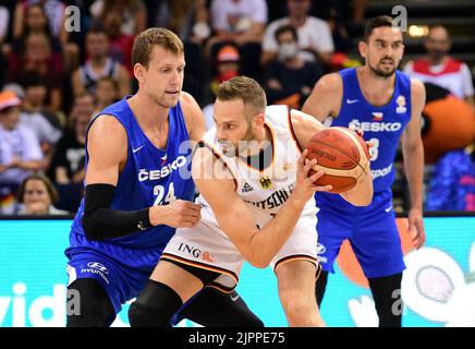 Hamburg, Deutschland. 19. August 2022. Basketball; Supercup, Deutschland - Tschechische Republik, Halbfinale in der Barclaycard Arena. Der tschechische Jan Vesely (l-r), der deutsche Jonas Wohlfarth-Bottermann und der tschechische Tomas Satoransky kämpfen um den Ball. Quelle: Daniel Bockwoldt/dpa/Alamy Live News Stockfoto