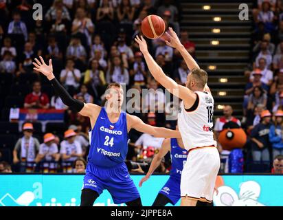 Hamburg, Deutschland. 19. August 2022. Basketball; Supercup, Deutschland - Tschechische Republik, Halbfinale in der Barclaycard Arena. Der tschechische Jan Vesely (l.) und der deutsche Jonas Wohlfarth-Bottermann kämpfen um den Ball. Quelle: Daniel Bockwoldt/dpa/Alamy Live News Stockfoto