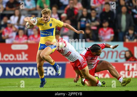 Will Tate #28 von Hull KR wird von Tommy Makinson #2 von St. Helens in Angriff genommen Stockfoto