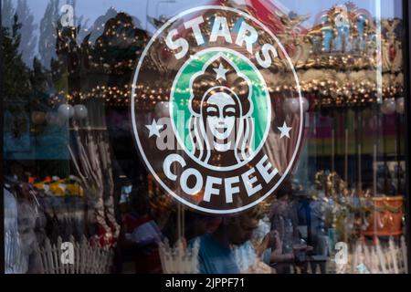 Moskau, Russland. 19. vom August 2022. Das Stars Coffee-Logo ist auf einem Fenster zu sehen, nachdem die ehemaligen Starbucks Coffee-Shops in Moskau, Russland, als Stars Coffee wiedereröffnet wurden. Die neu gebrandeten Cafés befinden sich im Besitz des russischen Geschäftsmannes Anton Pinskiy und des russischen Rappers Timur Yunusov, bekannt als Timati. Starbucks hat seine Geschäfte in Russland im März eingestellt und im Mai aus dem Land gezogen. Nikolay Vinokurov/Alamy Live News Stockfoto