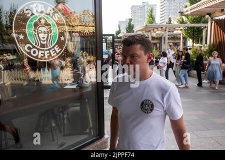 Moskau, Russland. 19. vom August 2022. Das Stars Coffee-Logo ist auf einem Fenster zu sehen, nachdem die ehemaligen Starbucks Coffee-Shops in Moskau, Russland, als Stars Coffee wiedereröffnet wurden. Die neu gebrandeten Cafés befinden sich im Besitz des russischen Geschäftsmannes Anton Pinskiy und des russischen Rappers Timur Yunusov, bekannt als Timati. Starbucks hat seine Geschäfte in Russland im März eingestellt und im Mai aus dem Land gezogen. Nikolay Vinokurov/Alamy Live News Stockfoto