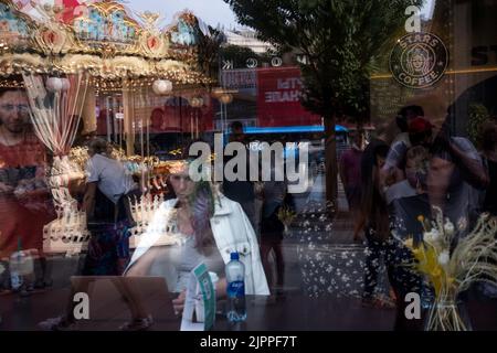 Moskau, Russland. 19. vom August 2022. Das Stars Coffee-Logo ist auf einem Fenster zu sehen, nachdem die ehemaligen Starbucks Coffee-Shops in Moskau, Russland, als Stars Coffee wiedereröffnet wurden. Die neu gebrandeten Cafés befinden sich im Besitz des russischen Geschäftsmannes Anton Pinskiy und des russischen Rappers Timur Yunusov, bekannt als Timati. Starbucks hat seine Geschäfte in Russland im März eingestellt und im Mai aus dem Land gezogen. Nikolay Vinokurov/Alamy Live News Stockfoto