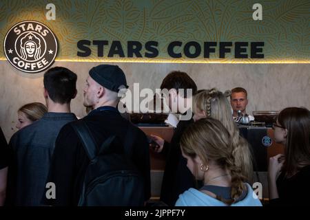 Moskau, Russland. 19. vom August 2022. Am Eingang eines Stars Coffee-Coffee-Shops in einem ehemaligen Starbucks-Outlet in der Novy Arbat Street im Zentrum von Moskau, Russland, stehen die Leute in der Schlange. Nikolay Vinokurov/Alamy Live News Stockfoto