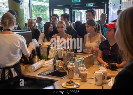 Moskau, Russland. 19. vom August 2022. Mitarbeiter arbeiten bei der Eröffnung eines Stars Coffee-Coffee-Shops in einem ehemaligen Starbucks-Outlet in der Novy Arbat Street im Zentrum von Moskau, Russland. Nikolay Vinokurov/Alamy Live News Stockfoto