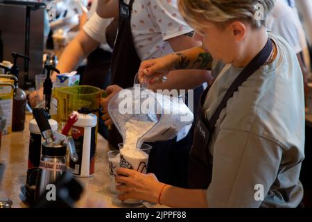 Moskau, Russland. 19. vom August 2022. Mitarbeiter arbeiten bei der Eröffnung eines Stars Coffee-Coffee-Shops in einem ehemaligen Starbucks-Outlet in der Novy Arbat Street im Zentrum von Moskau, Russland. Nikolay Vinokurov/Alamy Live News Stockfoto