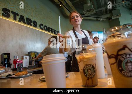 Moskau, Russland. 19. vom August 2022. Mitarbeiter arbeiten bei der Eröffnung eines Stars Coffee-Coffee-Shops in einem ehemaligen Starbucks-Outlet in der Novy Arbat Street im Zentrum von Moskau, Russland. Nikolay Vinokurov/Alamy Live News Stockfoto