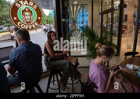 Moskau, Russland. 19. vom August 2022. Das Stars Coffee-Logo ist auf einem Fenster zu sehen, nachdem die ehemaligen Starbucks Coffee-Shops in Moskau, Russland, als Stars Coffee wiedereröffnet wurden. Die neu gebrandeten Cafés befinden sich im Besitz des russischen Geschäftsmannes Anton Pinskiy und des russischen Rappers Timur Yunusov, bekannt als Timati. Starbucks hat seine Geschäfte in Russland im März eingestellt und im Mai aus dem Land gezogen. Nikolay Vinokurov/Alamy Live News Stockfoto