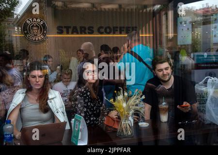 Moskau, Russland. 19. vom August 2022. Das Stars Coffee-Logo ist auf einem Fenster zu sehen, nachdem die ehemaligen Starbucks Coffee-Shops in Moskau, Russland, als Stars Coffee wiedereröffnet wurden. Die neu gebrandeten Cafés befinden sich im Besitz des russischen Geschäftsmannes Anton Pinskiy und des russischen Rappers Timur Yunusov, bekannt als Timati. Starbucks hat seine Geschäfte in Russland im März eingestellt und im Mai aus dem Land gezogen. Nikolay Vinokurov/Alamy Live News Stockfoto