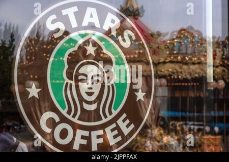 Moskau, Russland. 19. vom August 2022. Das Stars Coffee-Logo ist auf einem Fenster zu sehen, nachdem die ehemaligen Starbucks Coffee-Shops in Moskau, Russland, als Stars Coffee wiedereröffnet wurden. Die neu gebrandeten Cafés befinden sich im Besitz des russischen Geschäftsmannes Anton Pinskiy und des russischen Rappers Timur Yunusov, bekannt als Timati. Starbucks hat seine Geschäfte in Russland im März eingestellt und im Mai aus dem Land gezogen. Nikolay Vinokurov/Alamy Live News Stockfoto