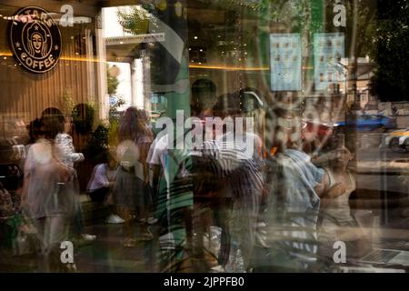 Moskau, Russland. 19. vom August 2022. Das Stars Coffee-Logo ist auf einem Fenster zu sehen, nachdem die ehemaligen Starbucks Coffee-Shops in Moskau, Russland, als Stars Coffee wiedereröffnet wurden. Die neu gebrandeten Cafés befinden sich im Besitz des russischen Geschäftsmannes Anton Pinskiy und des russischen Rappers Timur Yunusov, bekannt als Timati. Starbucks hat seine Geschäfte in Russland im März eingestellt und im Mai aus dem Land gezogen. Nikolay Vinokurov/Alamy Live News Stockfoto