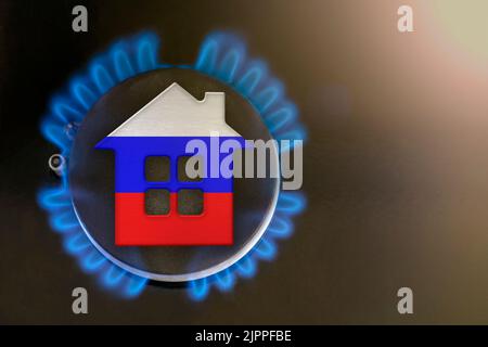 Gaskrise. Steigende Versorgungskosten in Russland. Energiekrise, Export-Import-Probleme in Russland. Das Konzept, der Gasbrenner und das Hausmodell sind eingefärbt Stockfoto