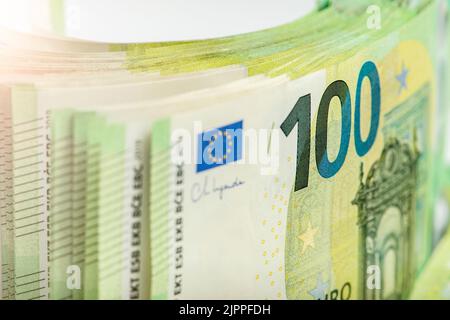 Nahaufnahme eines Stapels von Papierrechnungen, Seitenansicht. Euro-Banknoten übereinander gestapelt. Großer Haufen Geld. Stockfoto