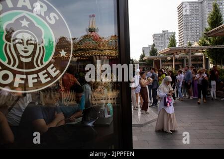 Moskau, Russland. 19. vom August 2022. Das Stars Coffee-Logo ist auf einem Fenster zu sehen, nachdem die ehemaligen Starbucks Coffee-Shops in Moskau, Russland, als Stars Coffee wiedereröffnet wurden. Die neu gebrandeten Cafés befinden sich im Besitz des russischen Geschäftsmannes Anton Pinskiy und des russischen Rappers Timur Yunusov, bekannt als Timati. Starbucks hat seine Geschäfte in Russland im März eingestellt und im Mai aus dem Land gezogen. Nikolay Vinokurov/Alamy Live News Stockfoto