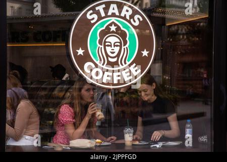 Moskau, Russland. 19. vom August 2022. Das Stars Coffee-Logo ist auf einem Fenster zu sehen, nachdem die ehemaligen Starbucks Coffee-Shops in Moskau, Russland, als Stars Coffee wiedereröffnet wurden. Die neu gebrandeten Cafés befinden sich im Besitz des russischen Geschäftsmannes Anton Pinskiy und des russischen Rappers Timur Yunusov, bekannt als Timati. Starbucks hat seine Geschäfte in Russland im März eingestellt und im Mai aus dem Land gezogen. Nikolay Vinokurov/Alamy Live News Stockfoto