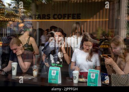Moskau, Russland. 19. vom August 2022. Menschen werden in einem neu eröffneten Stars Coffee-Café in einem ehemaligen Starbucks-Outlet in der Novy Arbat Street im Zentrum von Moskau gesehen. Nikolay Vinokurov/Alamy Live News Stockfoto
