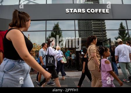 Moskau, Russland. 19. vom August 2022. Menschen werden vor einem neu eröffneten Stars Coffee-Café in einem ehemaligen Starbucks-Outlet in der Novy Arbat Street im Zentrum von Moskau gesehen. Nikolay Vinokurov/Alamy Live News Stockfoto