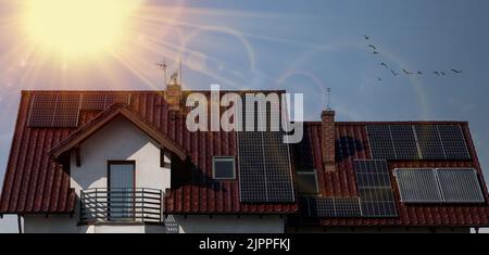 Sonnenkollektoren in der Sonne auf einem großen Dach. Solarpanel-System für zu Hause. Umweltfreundliche Leistung Stockfoto