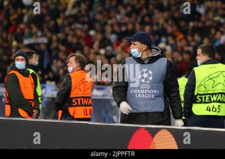 KIEW, UKRAINE - 28. SEPTEMBER 2021: UEFA Champions League Spiel Shakhtar Donetsk / Internazionale. Stadionverwalter und Ballboy. NSC Olimpiyskyi Stadion in Kiew Stockfoto