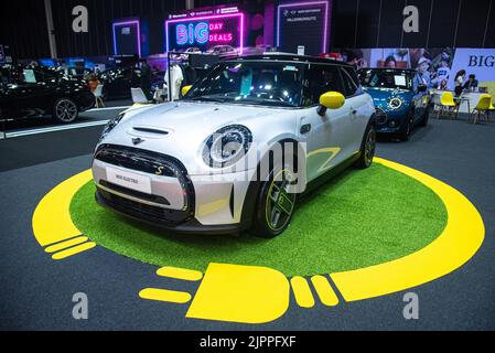 Bangkok, Thailand. 19. August 2022. Ein Mini SE Electric Auto, das während der Veranstaltung gezeigt wurde. Thailand Big Motor Sale 2022 fand vom 19. Bis 28. August 2022 auf der BITEC Bangna in Bangkok statt, wo 17 Automarken und 4 Motorradmarken sowie Elektrofahrzeuge vorgestellt wurden, um den Gesamtumsatz im dritten Quartal des Jahres zu steigern. Kredit: SOPA Images Limited/Alamy Live Nachrichten Stockfoto