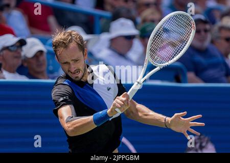 Mason, Ohio, USA. 19. August 2022. Daniil Medvedev (RUS) in Aktion während der Viertelfinalrunde der Western and Southern Open im Lindner Family Tennis Center, Mason, Oh. (Bild: © Scott Stuart/ZUMA Press Wire) Stockfoto