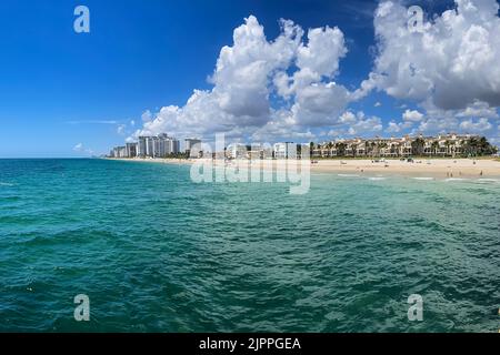 FORT LAUDERDALE, FL / USA - 11. JULI: Weitwinkel zeigt Meer, Wohnungen und Hotels entlang der Küste am 11. Juli 2022 in Fort Lauderdale, FL. Stockfoto