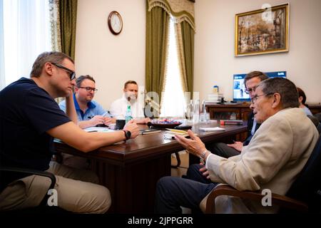 Kiew, Ukraine. 19. August 2022. Der stellvertretende Leiter des Büros von Präsident Andriy Smyrnov, links, trifft sich mit dem britischen Rechtsanwalt Geoffrey Nice, rechts, um die Einrichtung eines Sondergerichtshofs für Kriegsverbrechen im Mariinsky-Palast am 19. August 2022 in Kiew, Ukraine, zu erörtern. Nice war der führende Staatsanwalt im Fall des ehemaligen serbischen Präsidenten Slobodan Milosevic. Kredit: Ukrainisches Presidential Press Office/Ukraine Presidency/Alamy Live News Stockfoto