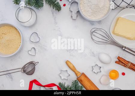 Utensilien und Zutaten für das Weihnachtsbacken, Draufsicht Stockfoto