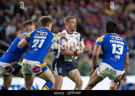 Leeds, Großbritannien. 19. August 2022. Matt Dufty wird am 8/19/2022 von Spielern aus Leeds in Leeds, Großbritannien, umgeben. (Foto von James Heaton/News Images/Sipa USA) Quelle: SIPA USA/Alamy Live News Stockfoto