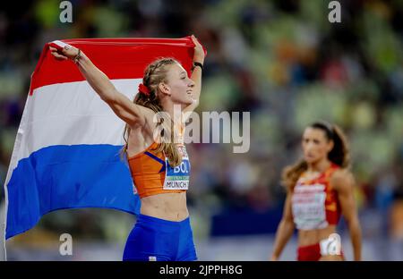 München, Deutschland. 19. August 2022. MÜNCHEN - Femke Bol feiert am neunten Tag der Mehreuropameisterschaft den Sieg in den letzten 400-Meter-Hürden. Die deutsche Stadt München wird 2022 eine kombinierte Europameisterschaft verschiedener Sportarten veranstalten. ANP ROBIN VAN LONKHUIJSEN Credit: ANP/Alamy Live News Stockfoto