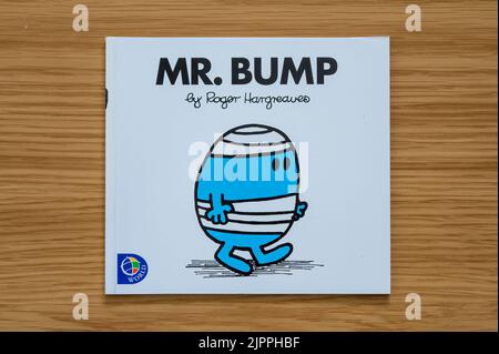 CHESTER, VEREINIGTES KÖNIGREICH - JULI 31. 2022: Mr Bump, Titelbild der Mr Men-Buchreihe Stockfoto