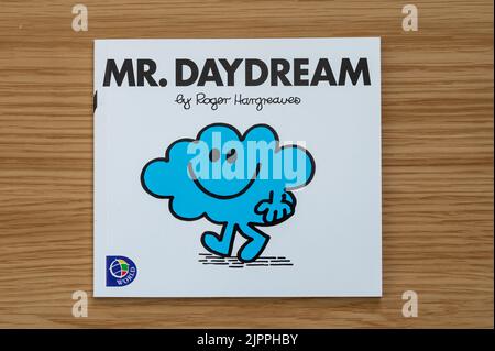 CHESTER, VEREINIGTES KÖNIGREICH - JULI 31. 2022: Mr Daydream, Titelbild der Mr Men-Buchreihe Stockfoto
