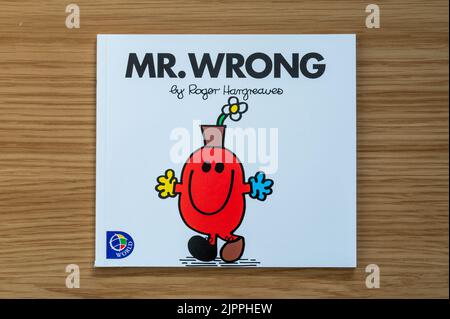 CHESTER, VEREINIGTES KÖNIGREICH - JULI 31. 2022: Mr Wrong, Titelbild der Mr Men-Buchreihe Stockfoto