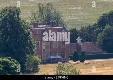 In Der Nähe Von Ellesborough, Aylesbury, Buckinghamshire. VEREINIGTES KÖNIGREICH. 19.. August 2022. Tische und Stühle im Garten des Landsitzes des Premierministers Chequers. Als Premierminister Boris Johnson in Großbritannien war, wird berichtet, dass er sich jetzt in Chequers und nicht in der Dowing Street Nr. 10 aufhalten wird. Der Name des neuen Premierministers wird am Montag, den 5.. September 2022, nach dem Rücktritt von Boris Johnson bekannt gegeben. Quelle: Maureen McLean/Alamy Live News Stockfoto