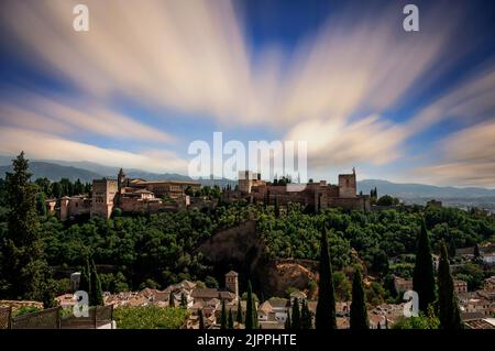 Der Herrliche Alhamra (Alhambra) Palast, Granada, Spanien. Das prächtige Bauwerk wurde 889 n. Chr. während der muslimischen Herrschaft über Spanien erbaut. Stockfoto