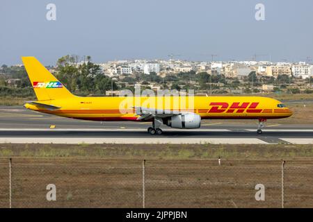 DHL (European Air Transport - EAT) Boeing 757-28A (PCF) jetzt mit einem neuen Hecklogo von DHL auf einem Regenbogenfarbenen Hintergrund. Stockfoto