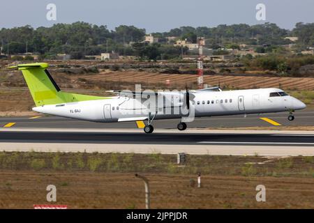 Air Baltic Bombardier DHC-8-402 Q400 (REG: YL-BAJ), deren Titel nach dem Ende des Leasingverhältnisses mit der Fluggesellschaft entfernt wurden. Stockfoto