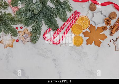 Traditionelles Weihnachtsbacken, Draufsicht. Flach mit linzer und Lebkuchenkuchen, Zuckerstöcken und Gewürzen legen Stockfoto