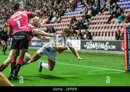 Wigan, Großbritannien. 19. August 2022. *** Versuchen Sie Toulouse Matty Russell während des Super League-Spiels zwischen Wigan und Toulouse im DW Stadium, Wigan, England am 19. August 2022. Foto von Simon Hall. Nur zur redaktionellen Verwendung, Lizenz für kommerzielle Nutzung erforderlich. Keine Verwendung bei Wetten, Spielen oder Veröffentlichungen einzelner Clubs/Vereine/Spieler. Kredit: UK Sports Pics Ltd/Alamy Live Nachrichten Stockfoto