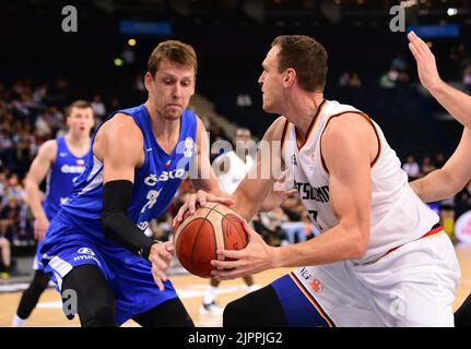 Hamburg, Deutschland. 19. August 2022. Basketball: Supercup, Deutschland - Tschechien, Halbfinale in der Barclaycard Arena. Der tschechische Jan Vesely (l.) und der deutsche Johannes Voigtmann kämpfen um den Ball. Quelle: Daniel Bockwoldt/dpa/Alamy Live News Stockfoto
