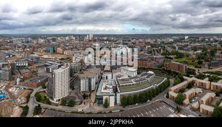 LEEDS, GROSSBRITANNIEN - 19. AUGUST 2022. Eine Luftpanorama-Stadtansicht des Leeds Dock-Bereichs im Stadtzentrum mit luxuriösen Immobilien am Wasser in Roberts Wharf Stockfoto