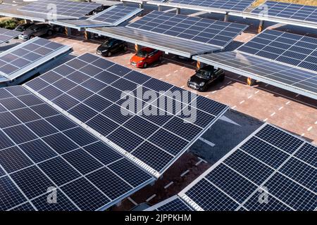 LEEDS, GROSSBRITANNIEN - 19. AUGUST 2022. Luftaufnahme über innovativen Sonnenkollektoren auf einem Parkplatz Dächer, die gute Nutzung von kleinen Raum in einer Stadt Stockfoto