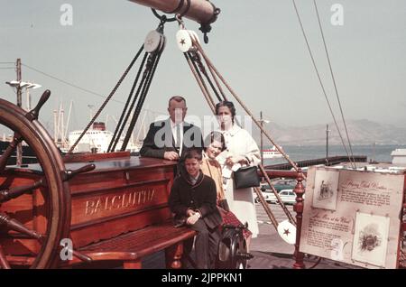 1950s, vierköpfige Familie auf Tour auf dem Balclutha Segelschiff in San Francisco, CA, USA Stockfoto