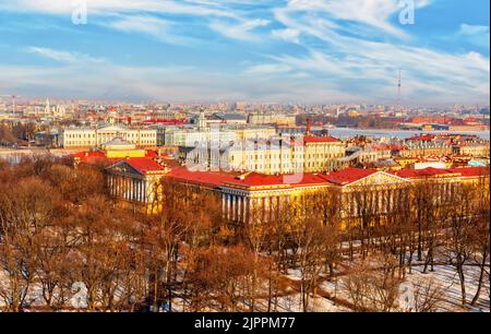 St. Petersburger Stadtlandschaft Panoramablick von oben auf die Admiralität und die Insel Vasilievsky Stockfoto